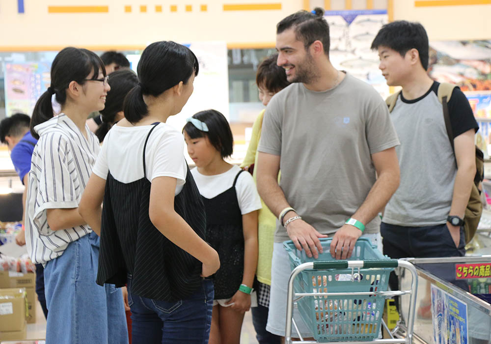 海外の人と作る各国料理の買い物風景4
