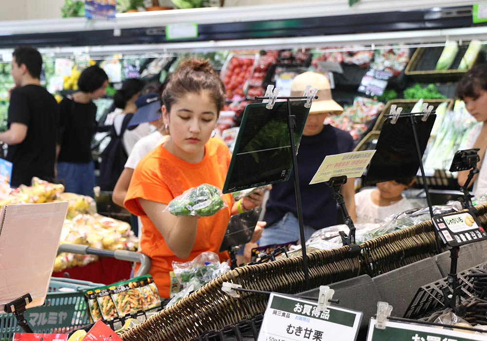 海外の人と作る各国料理の買い物風景3